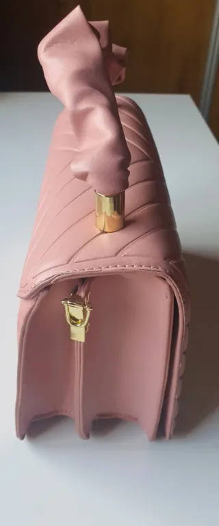 Conjunto bolso de lujo y cartera rosa a juego.