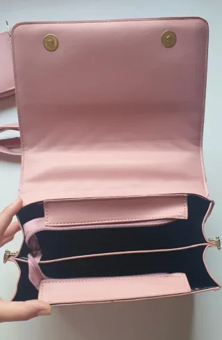 Conjunto bolso de lujo y cartera rosa a juego.