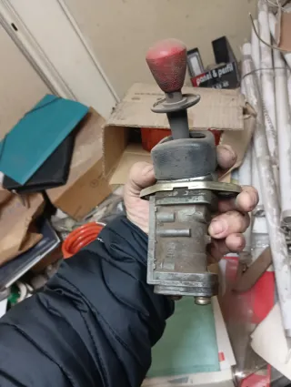 Palanca de cambios con pomo rojo