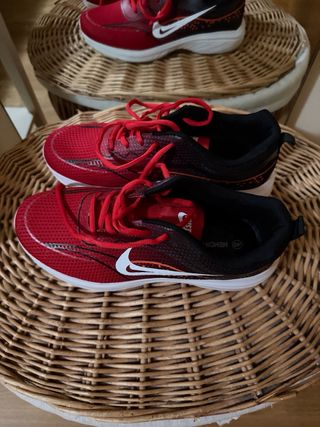 Zapatillas Nike Rojas y Negras Talla 40