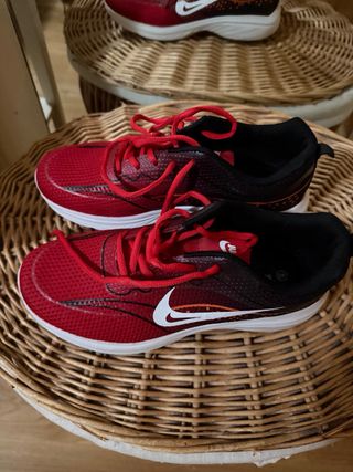 Zapatillas Nike Rojas y Negras Talla 40