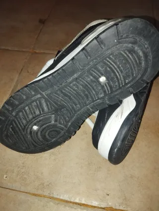 Zapatillas deportivas blancas y negras