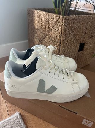 Zapatillas Veja Blancas y Grises