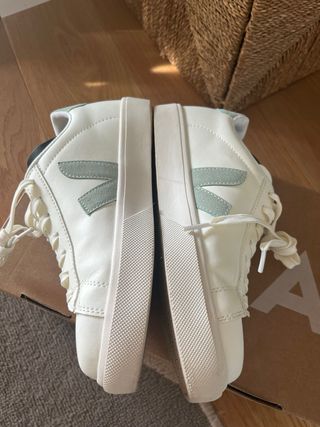 Zapatillas Veja Blancas y Grises