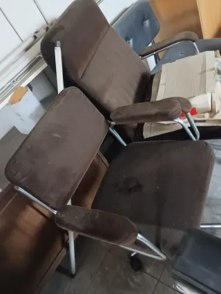 Sillas de oficina marrones