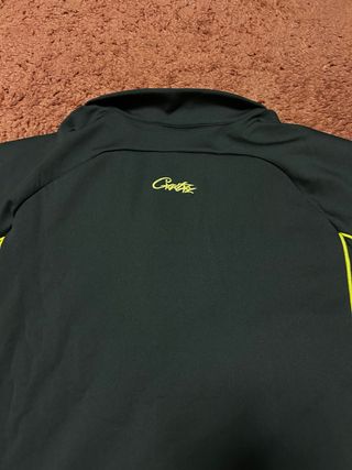 Chaqueta deportiva negra con detalles amarillos