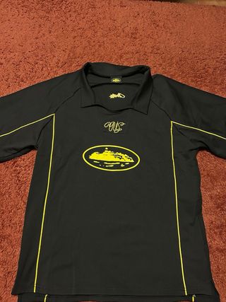 Chaqueta deportiva negra con detalles amarillos