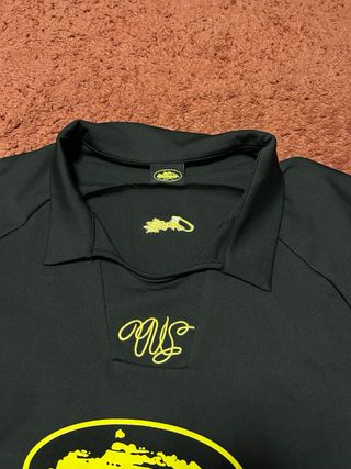 Chaqueta deportiva negra con detalles amarillos