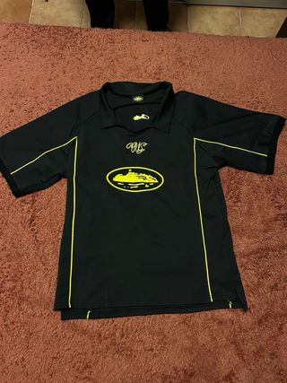 Chaqueta deportiva negra con detalles amarillos