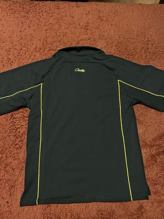 Chaqueta deportiva negra con detalles amarillos