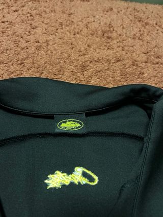 Chaqueta deportiva negra con detalles amarillos