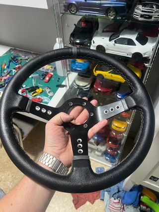 Volante desplazado cuero negro