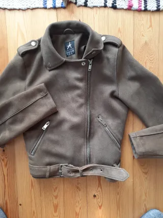 Cazadora efecto ante mujer