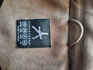 Cazadora efecto ante mujer