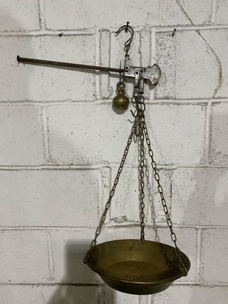 Bilancia antica in ottone con catene