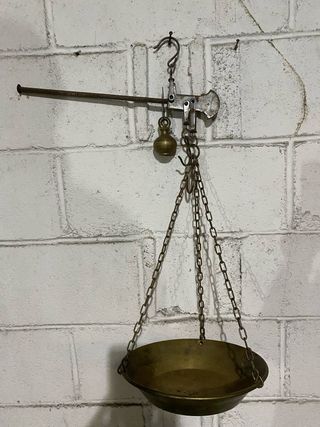 Bilancia antica in ottone con catene