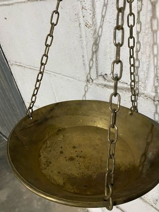 Bilancia antica in ottone con catene