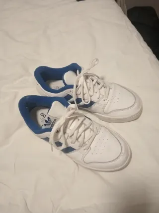 Zapatillas Adidas Blancas y Azules