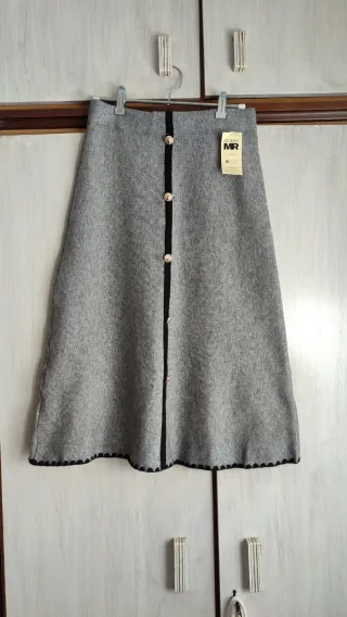 Falda de punto gris con botones