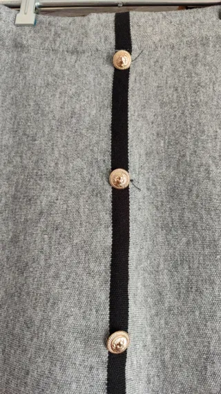 Falda de punto gris con botones