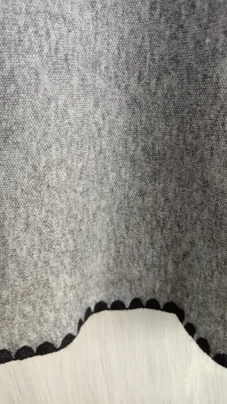 Falda de punto gris con botones