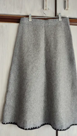 Falda de punto gris con botones