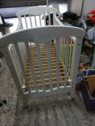 Culla bianca per neonati