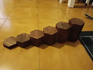 Expositor hexagonal de madera