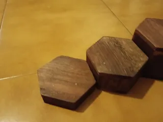 Expositor hexagonal de madera