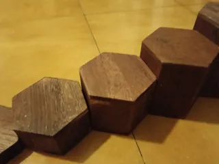 Expositor hexagonal de madera