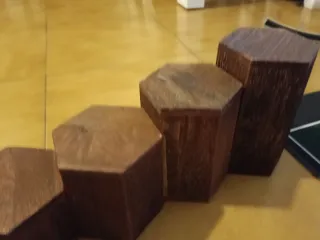 Expositor hexagonal de madera