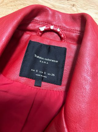 Cazadora polipiel roja Zara