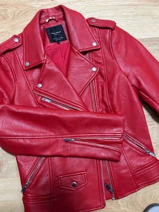 Cazadora polipiel roja Zara