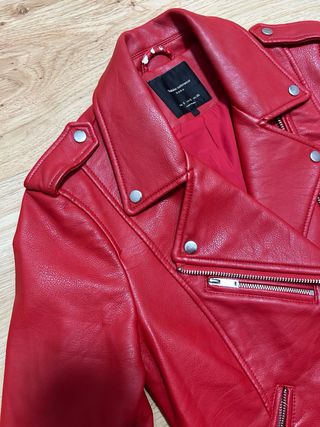 Cazadora polipiel roja Zara