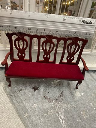 Divano per casa delle bambole