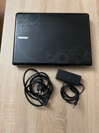 Ordenador portátil AIRIS negro y plateado