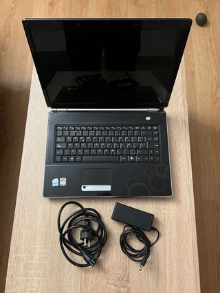 Ordenador portátil AIRIS negro y plateado