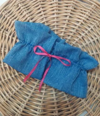 Cuello de tela azul con lazo rosa