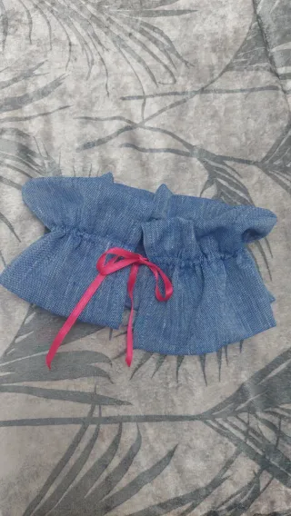 Cuello de tela azul con lazo rosa