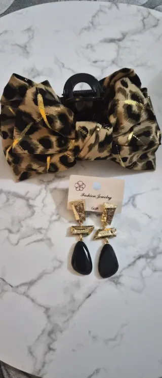 Pinza pelo lazo y pendientes coquette