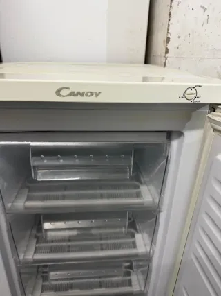 Congelador vertical 143,cm marca candy