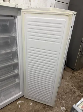 Congelador vertical 143,cm marca candy