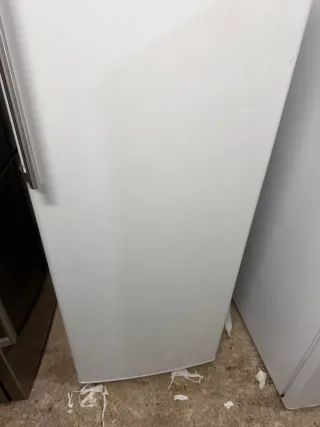 Congelador vertical 143,cm marca candy