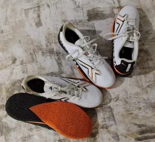 Zapatillas Fútbol Sala Blancas y Naranjas