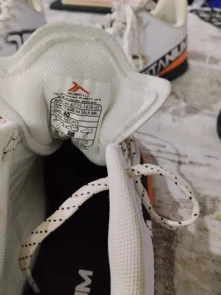 Zapatillas Fútbol Sala Blancas y Naranjas