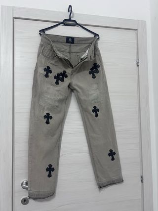 Jeans grigi con croci nere