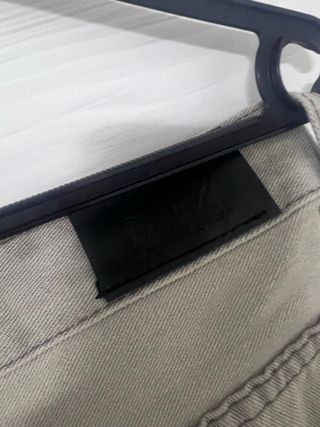 Jeans grigi con croci nere