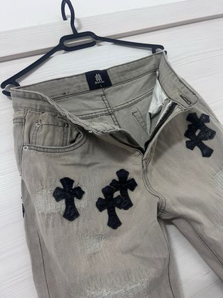 Jeans grigi con croci nere