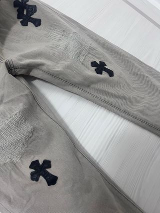 Jeans grigi con croci nere