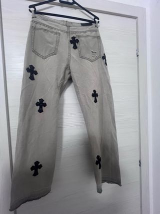 Jeans grigi con croci nere